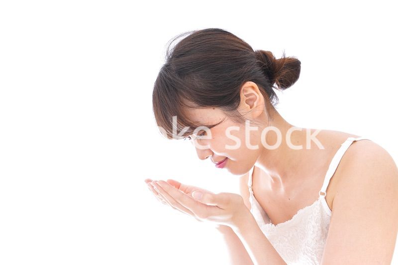 洗顔をする若い女性