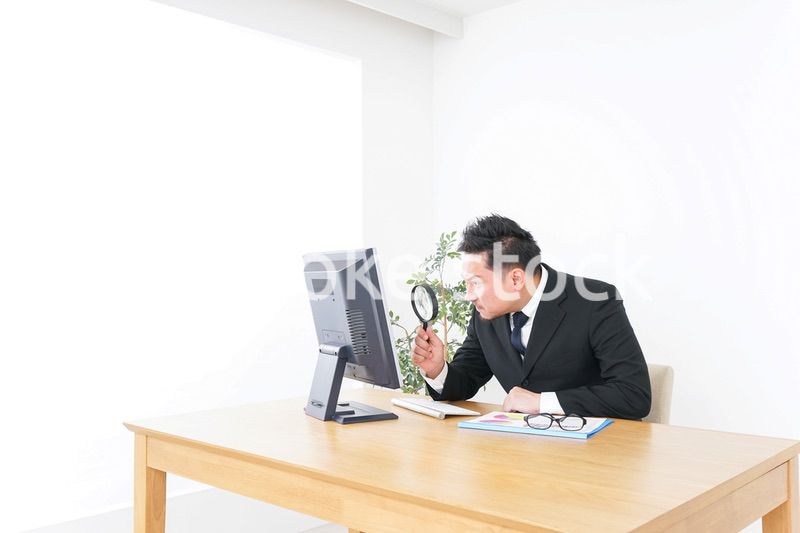 調査をするビジネスマン