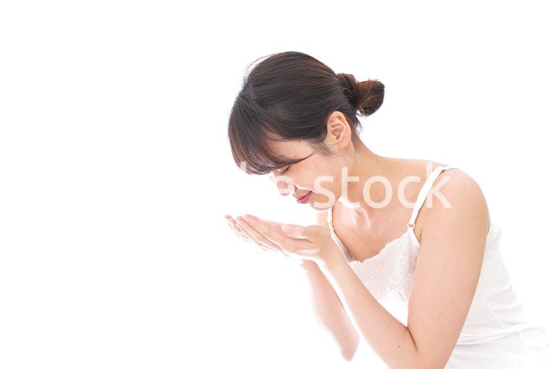 洗顔をする女性