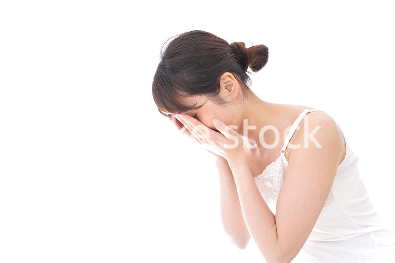 洗顔をする若い女性