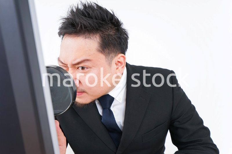 調査をするビジネスマン