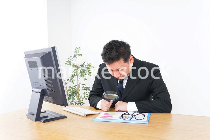 調査をするビジネスマン