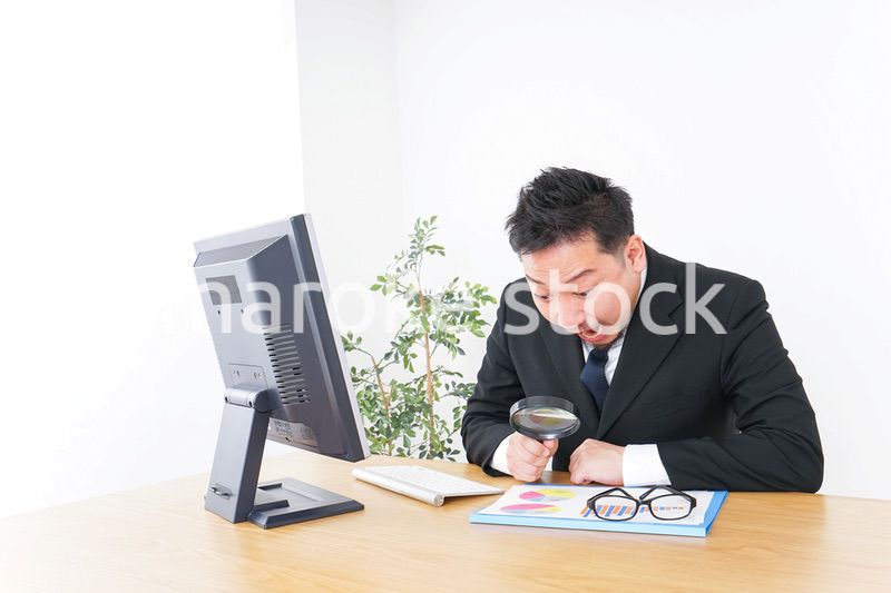 調査をするビジネスマン