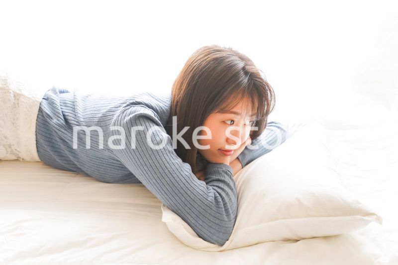 布団に入って睡眠を取る若い女性