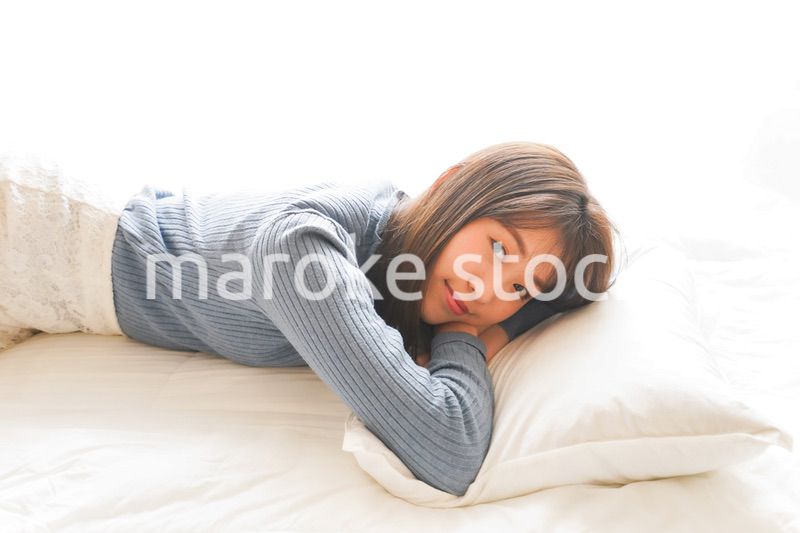布団に入って睡眠を取る若い女性