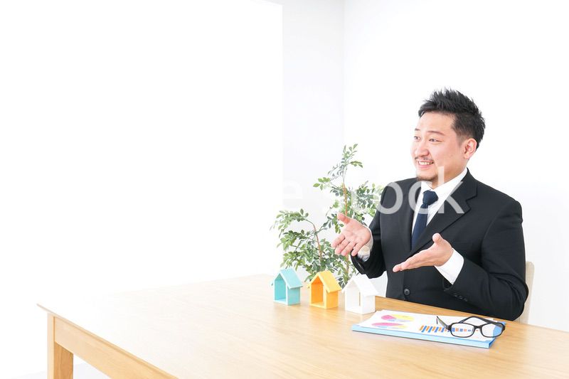 不動産の営業をするビジネスパーソン