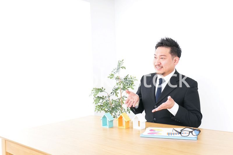 不動産の営業をするビジネスパーソン