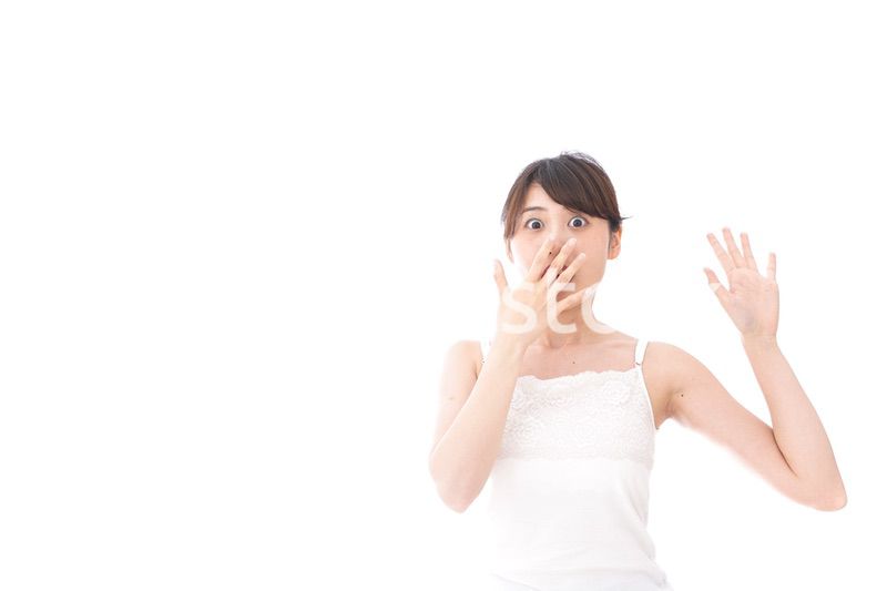 驚く若い女性