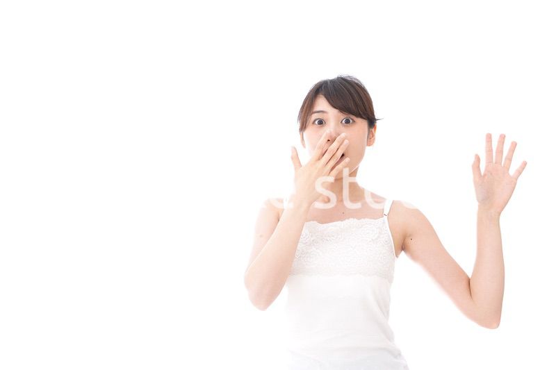 驚く若い女性