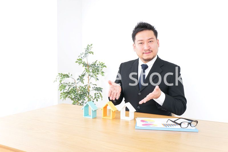 不動産の営業をするビジネスパーソン
