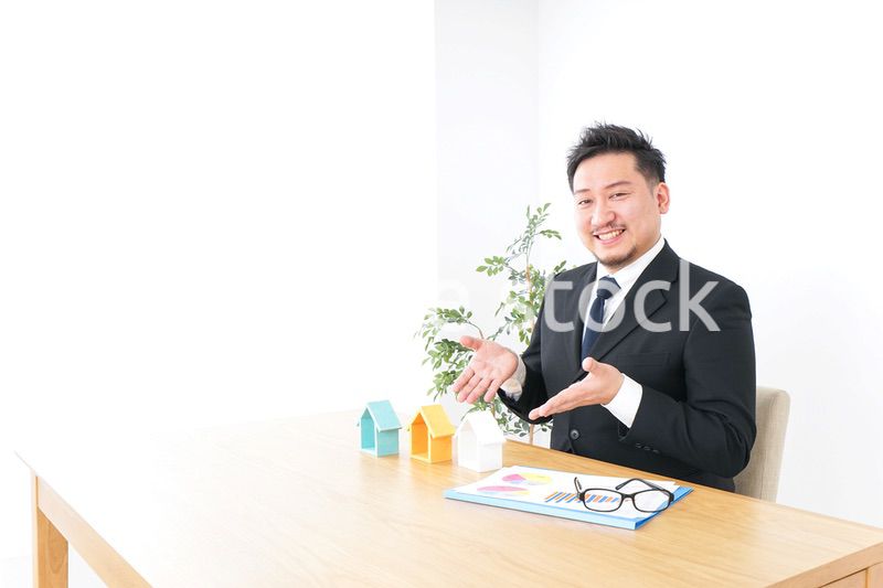 不動産の営業をするビジネスパーソン