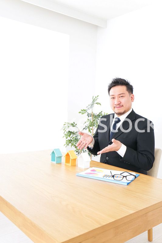 不動産の営業をするビジネスパーソン