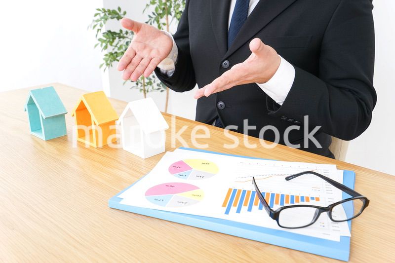 不動産の営業をするビジネスパーソン