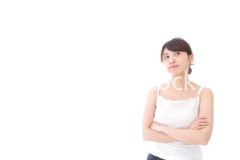 腕を組む美容女性