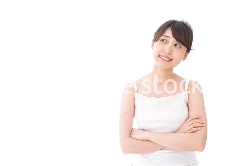 腕を組む美容女性