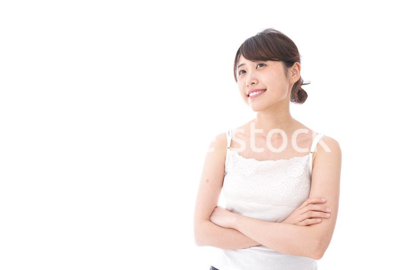 腕を組む美容女性