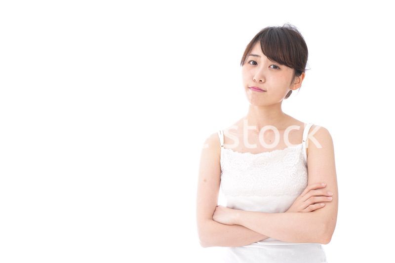 腕を組む美容女性