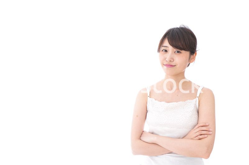 腕を組む美容女性