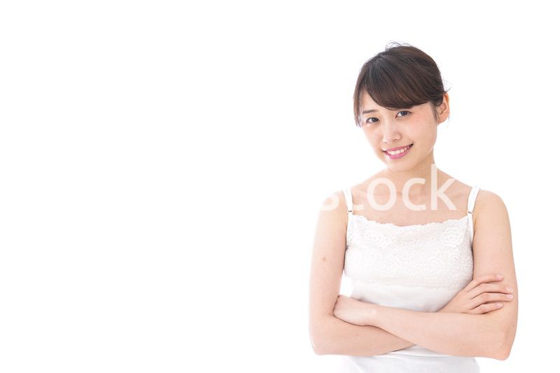 腕を組む美容女性