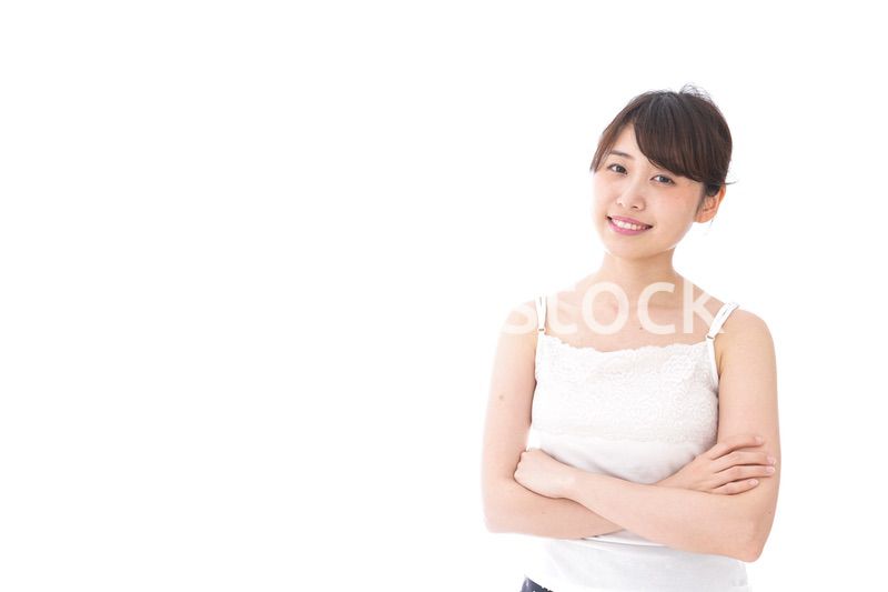腕を組む美容女性