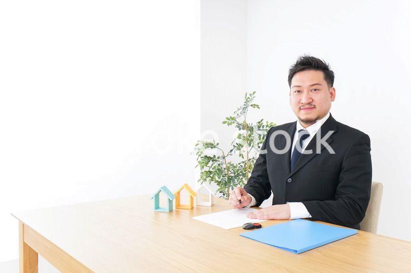 不動産の契約をする男性