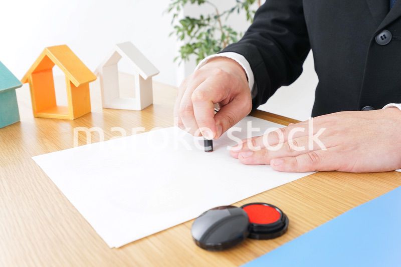 契約するビジネスパーソン