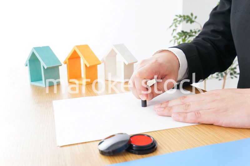 契約するビジネスパーソン