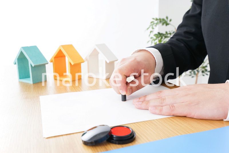 不動産の契約をする男性