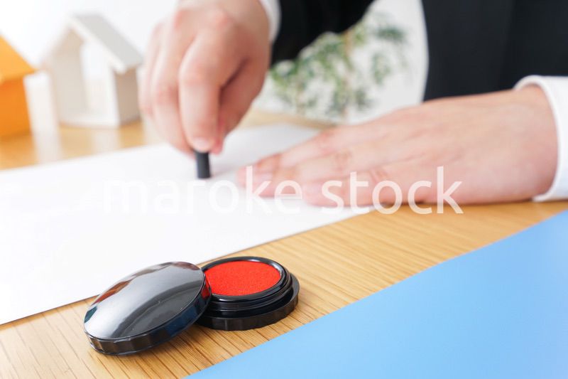 契約するビジネスパーソン