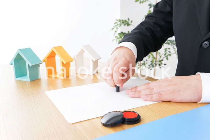 不動産の契約をする男性