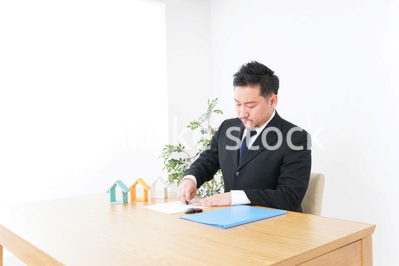 不動産の契約をする男性