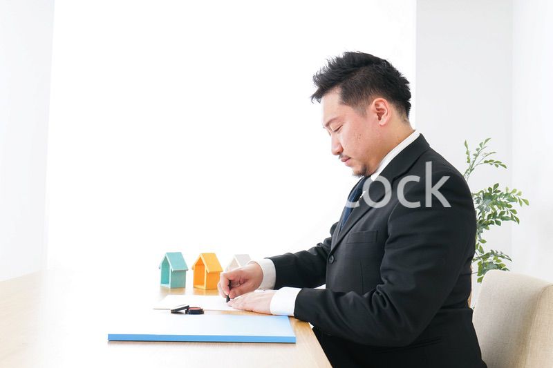 不動産の契約をする男性