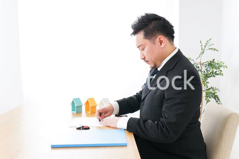 契約するビジネスパーソン