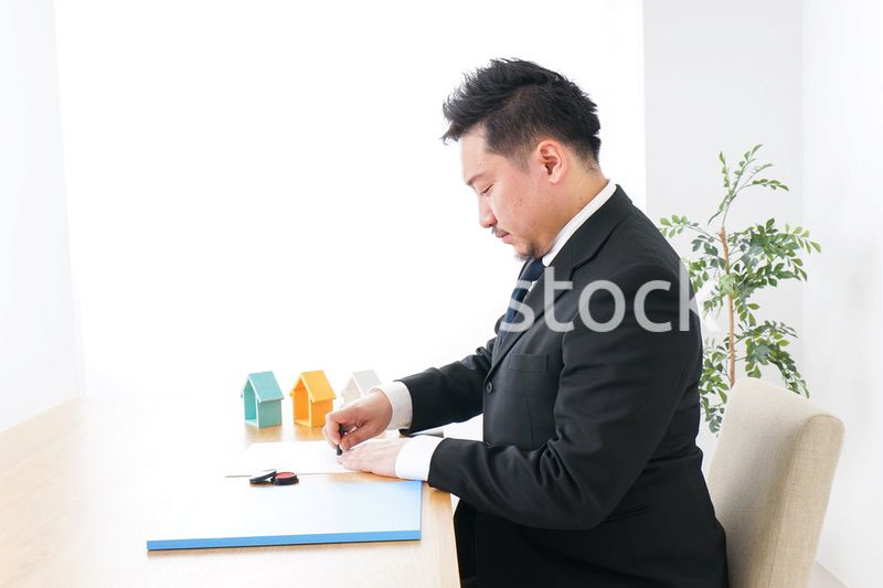 契約するビジネスパーソン