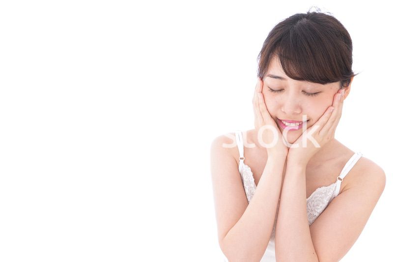 スキンケアをする若い女性