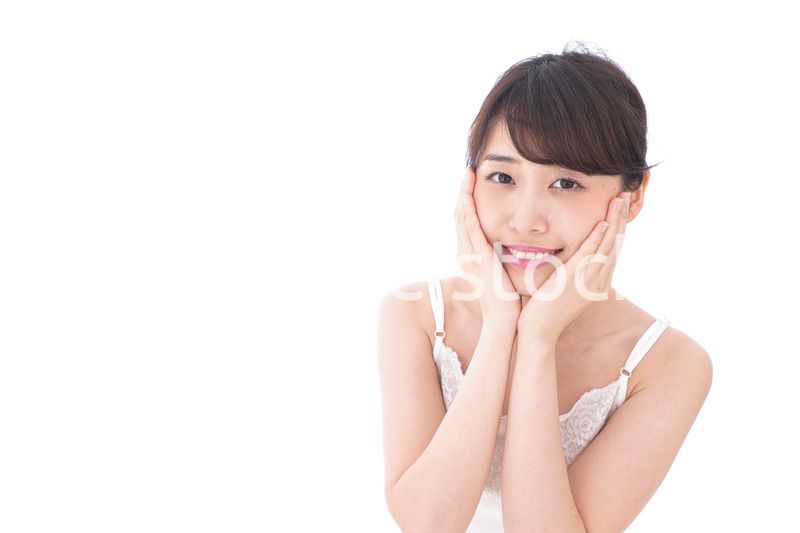 スキンケアをする若い女性