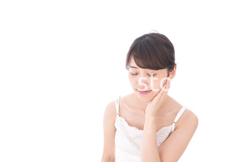 スキンケアをする若い女性