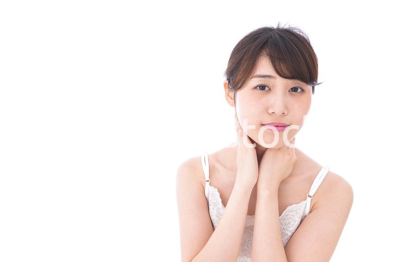 スキンケアをする若い女性