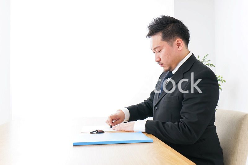 契約をするビジネスマン