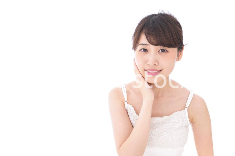 スキンケアをする若い女性