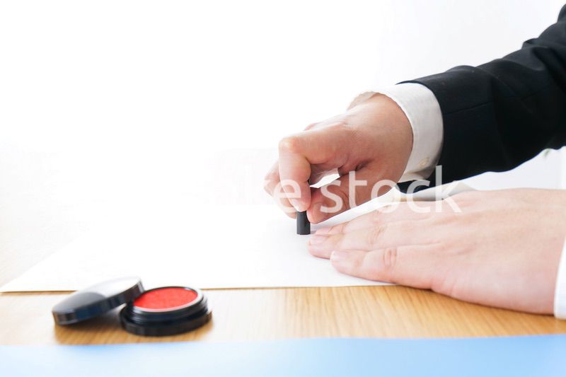 契約をするビジネスマン