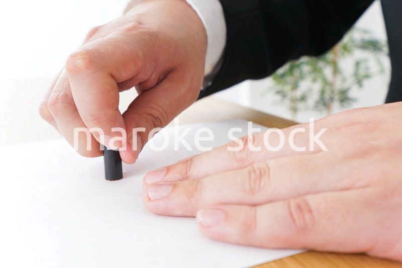 契約をするビジネスマン