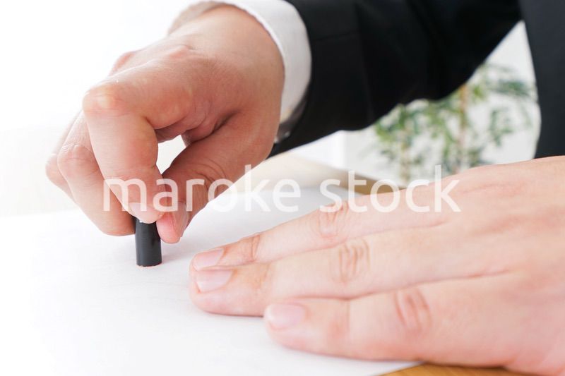 契約するビジネスパーソン