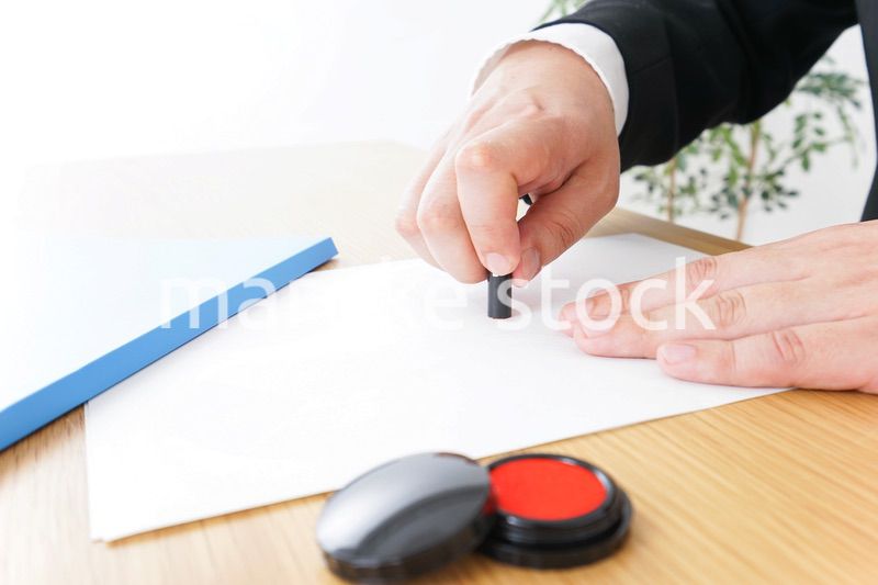 契約をするビジネスマン