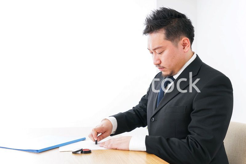 契約をするビジネスマン