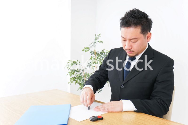 契約をするビジネスマン