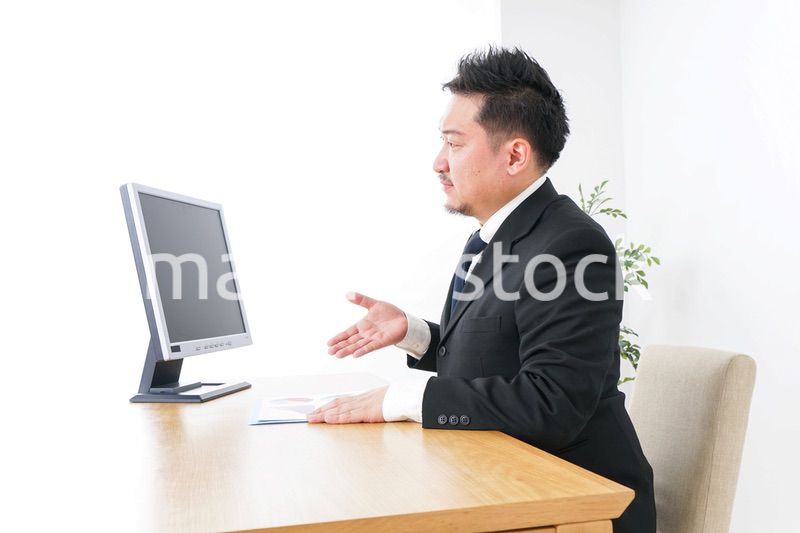 プランを提案するビジネスマン