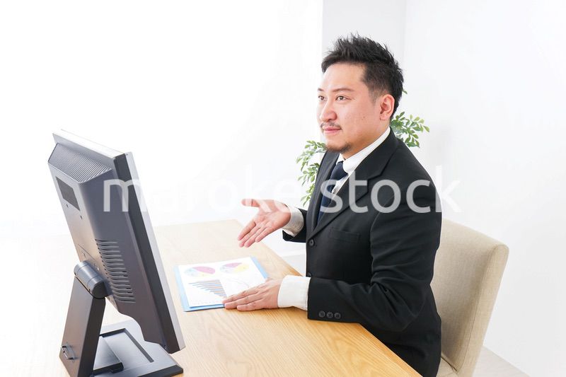 プランを提案するビジネスマン