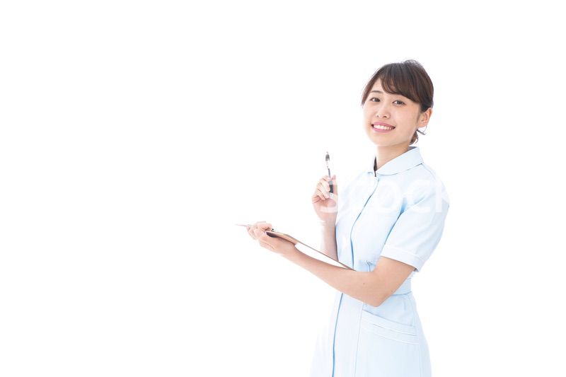 カルテを持つ看護師