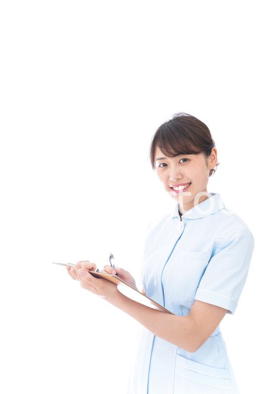 カルテを持つ看護師